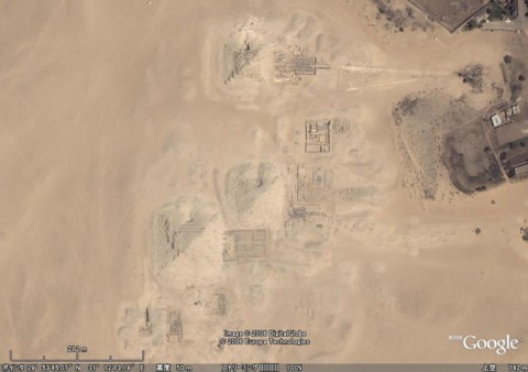 Pyramids of Abusir「アブ・シールのピラミッド群」（サフラー王・ネフェリルカラー王・ラーネフェルエフ王・ネウセルラー王）衛星画像